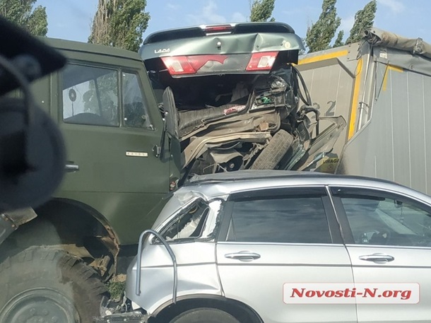 Под Николаевом военный грузовик протаранил три автомобиля, попавших в ДТП (фото)