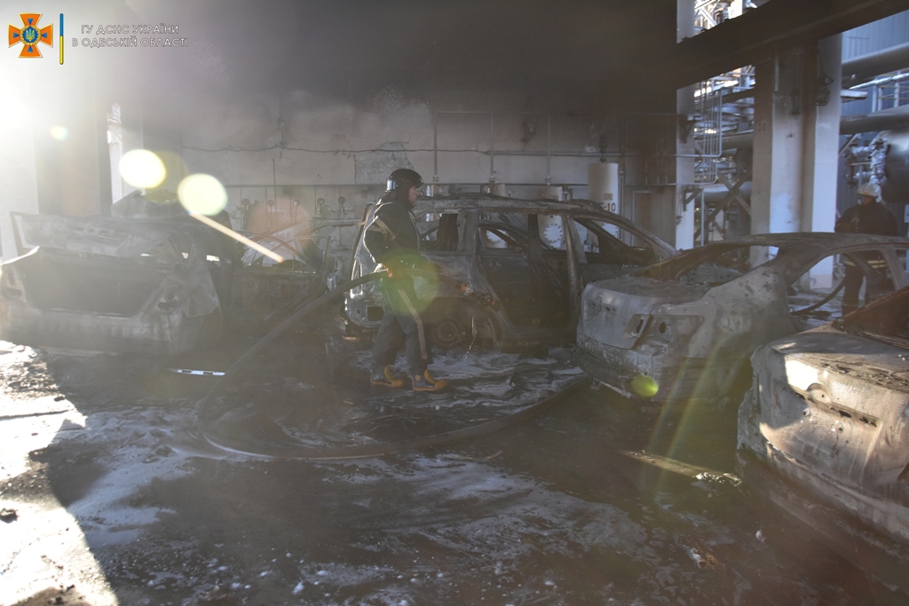 В Одессе на недействующем заводе "Лукойл" полностью сгорели шесть автомобилей - полиция подозревает поджог