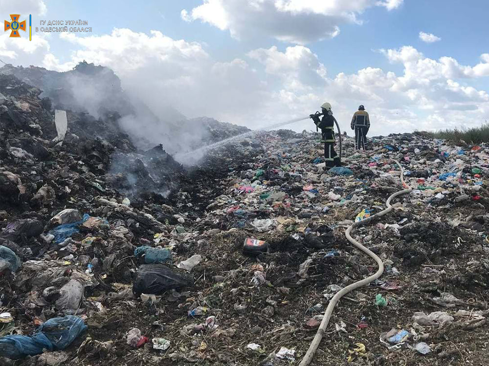 В Белгород-Днестровском районе уже второй раз за неделю горит мусорная свалка