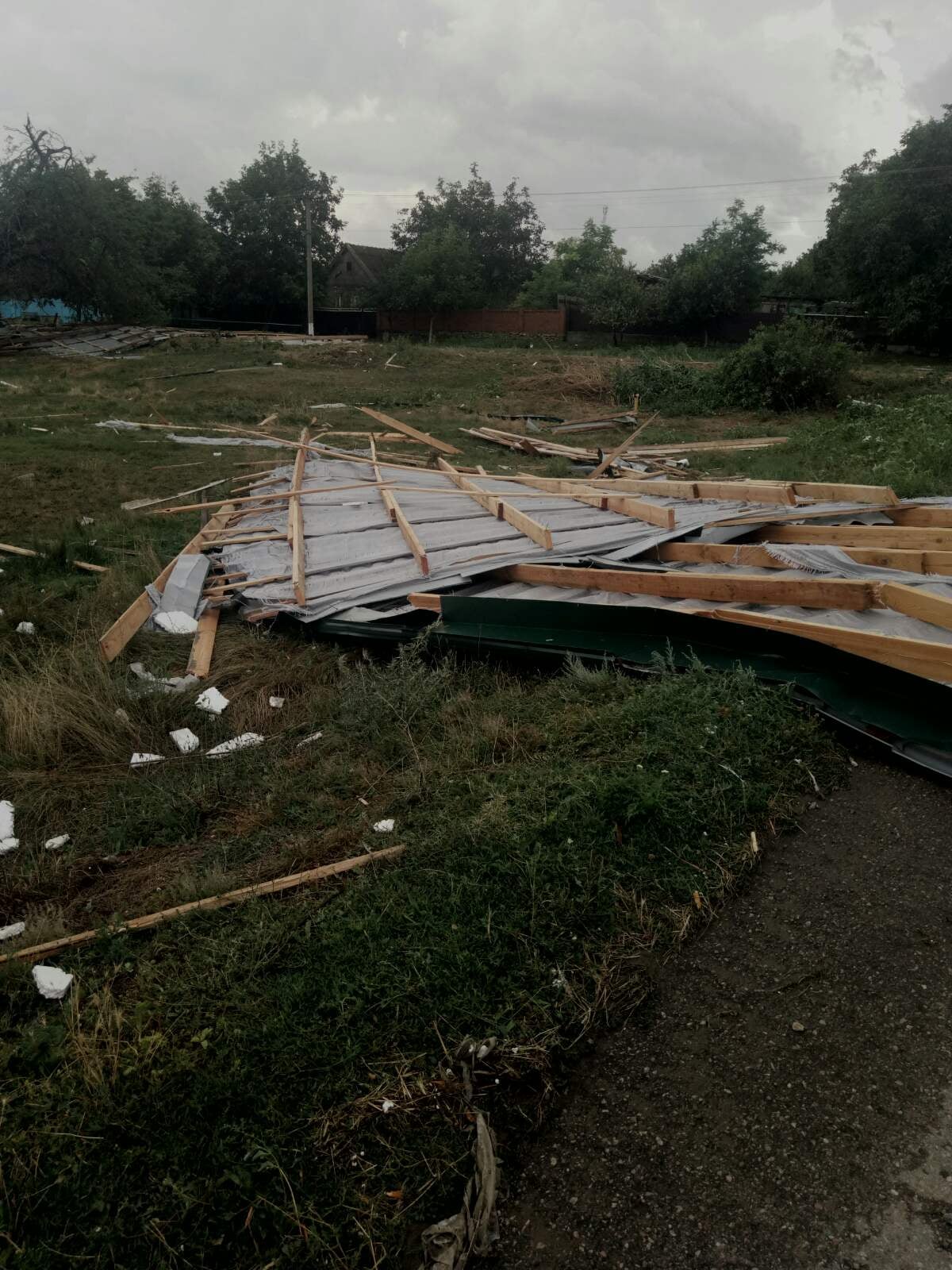 Сорванные крыши и большие убытки: в бывшем Тарутинском районе пронесся ураган с ливнем и градом