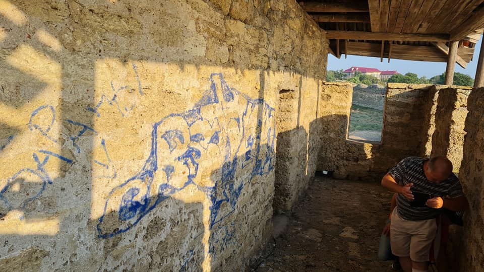 В Аккерманской крепости отмывают от граффити башню Пушкина