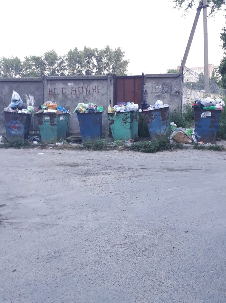 "Как так можно издеваться над людьми": аккерманцы массово жалуются на невывоз мусора