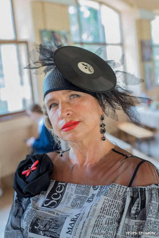 “Ladies Day 2021”: в Одессе на ипподроме выбирали самую стильную женскую шляпку