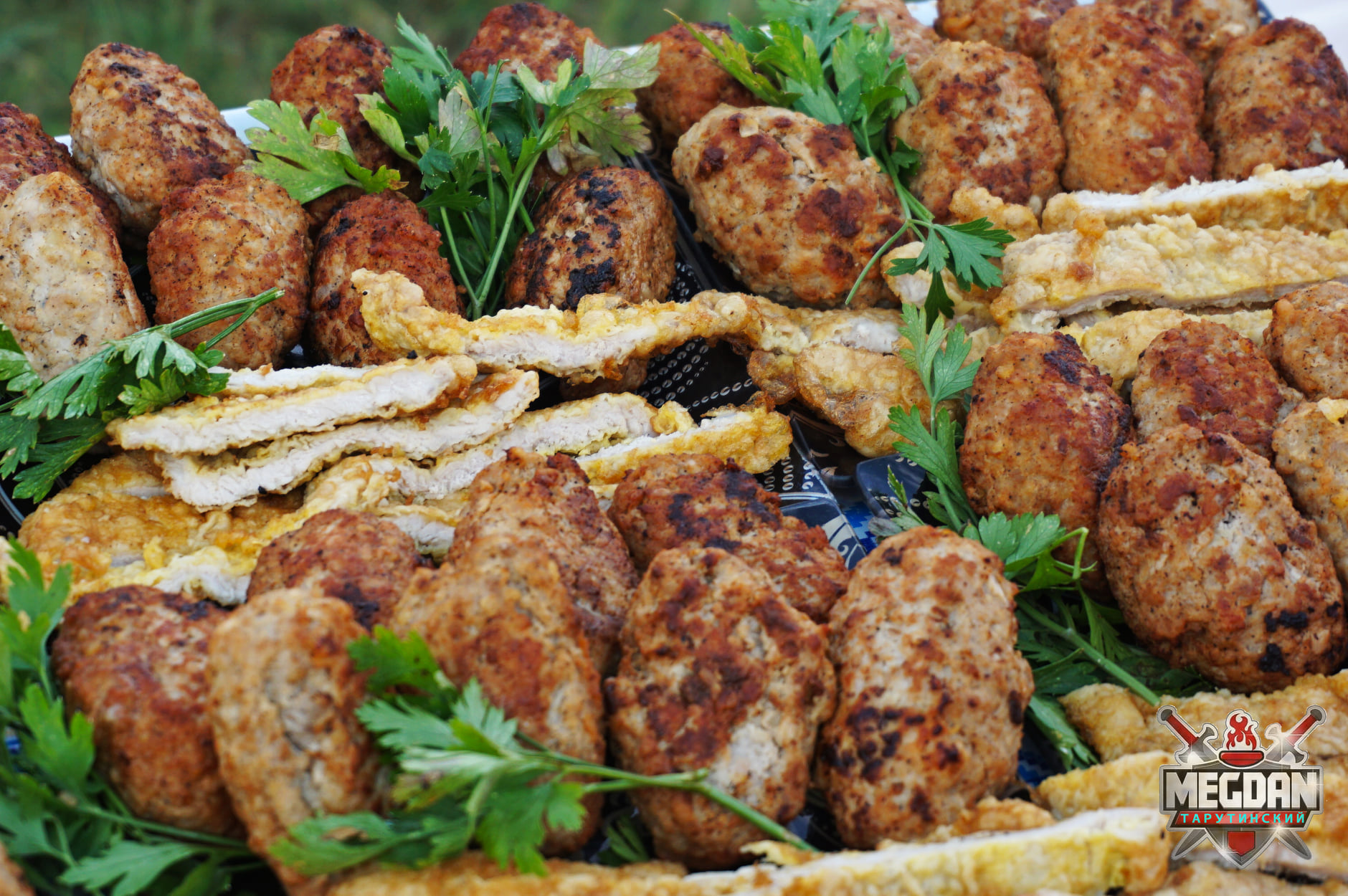 Самый длинный стол с бессарабскими блюдами: в Тарутино установлен национальный рекорд Украины