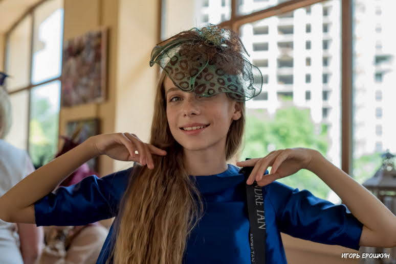 “Ladies Day 2021”: в Одессе на ипподроме выбирали самую стильную женскую шляпку