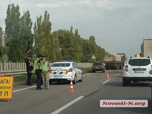 Под Николаевом военный грузовик протаранил три авто, попавших в ДТП (фото)