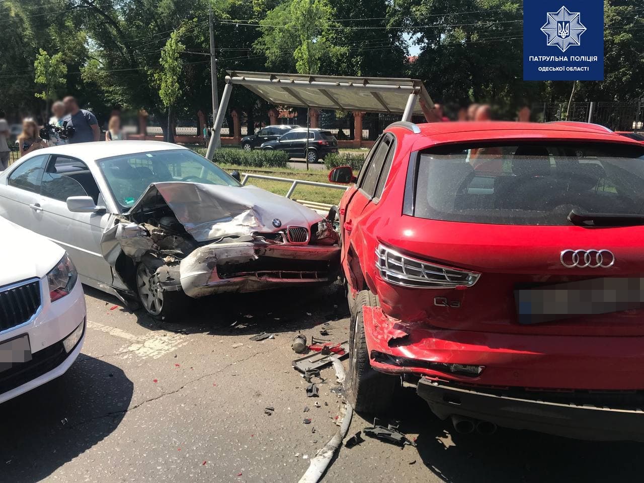 В Одессе водитель BMW влетел в остановку: есть пострадавшие