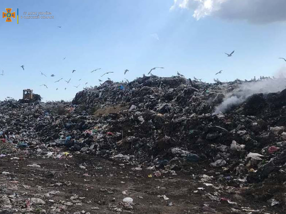 В Белгород-Днестровском районе уже второй раз за неделю горит мусорная свалка