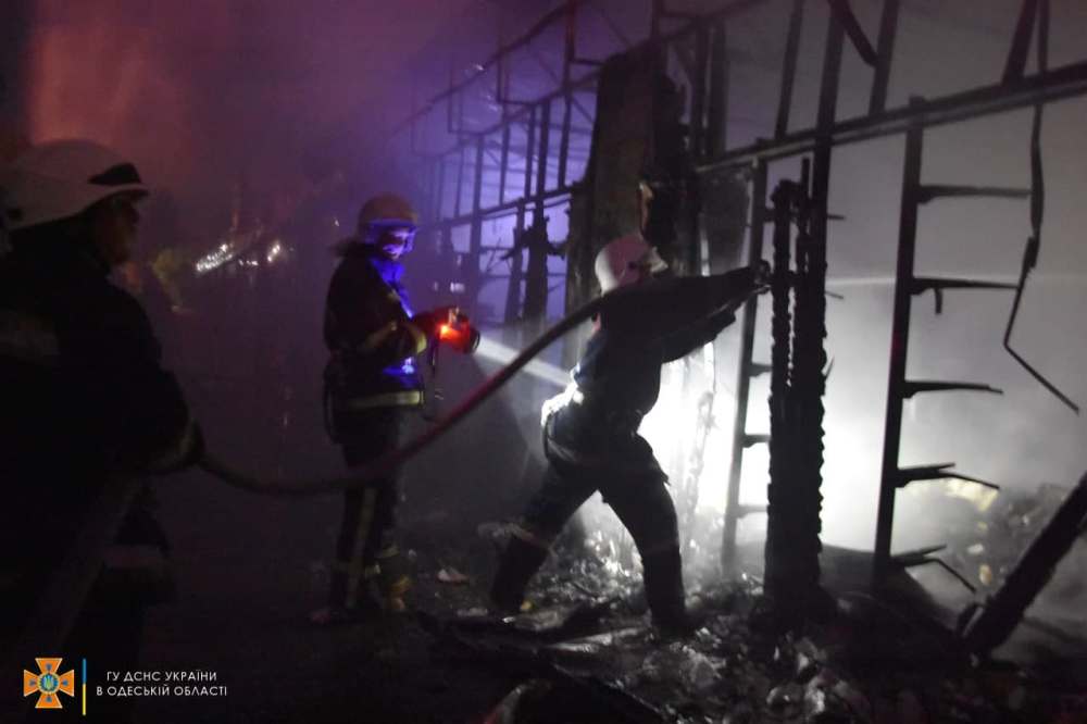 В Одессе ночью четыре десятка спасателей тушили масштабный пожар в торговых павильонах с одеждой и обувью
