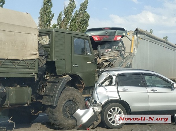 Под Николаевом военный грузовик протаранил три автомобиля, попавших в ДТП (фото)