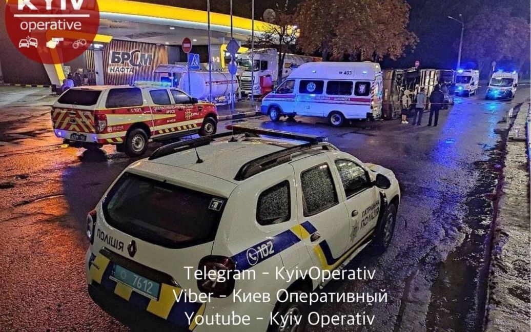 В Киеве перевернулся молдавский автобус, до отказа набитый пассажирами: много пострадавших