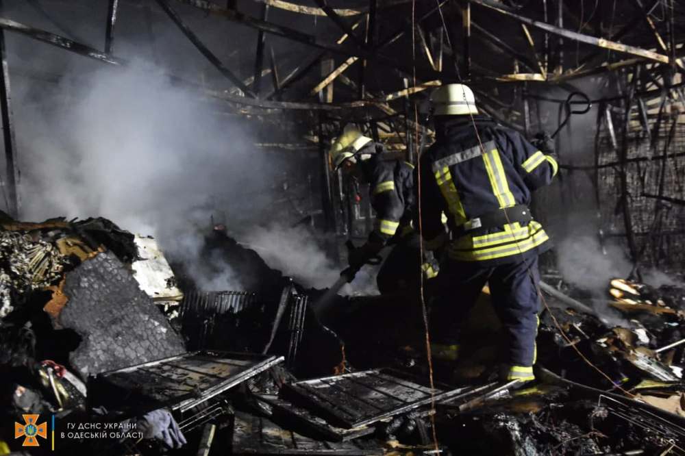 В Одессе ночью четыре десятка спасателей тушили масштабный пожар в торговых павильонах с одеждой и обувью