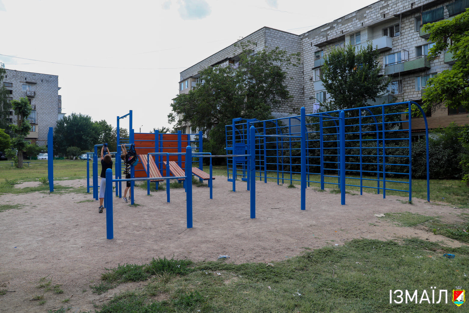 В Измаиле при КП "Жилсервис" создана бригада, которая обслуживает детские площадки и следит за их исправностью