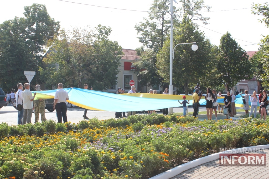 В Измаиле торжественно отметили День независимости Украины и пронесли огромный флаг.