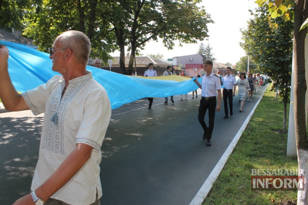 В Измаиле торжественно отметили День независимости Украины и пронесли огромный флаг.