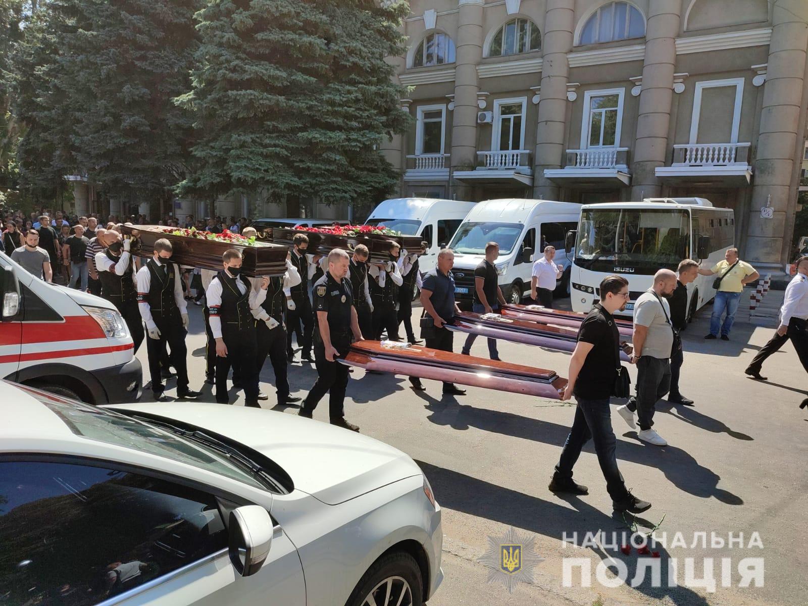 В Одессе сегодня простились с оперативникам уголовного розыска, которые погибли в жутком ДТП в селе Заря