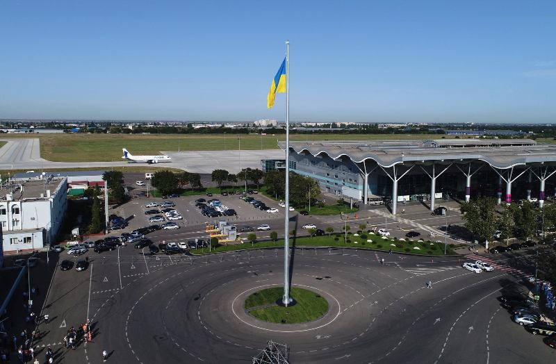 Будет виден днем и ночью: в аэропорту "Одесса" подняли самый большой украинский флаг в области