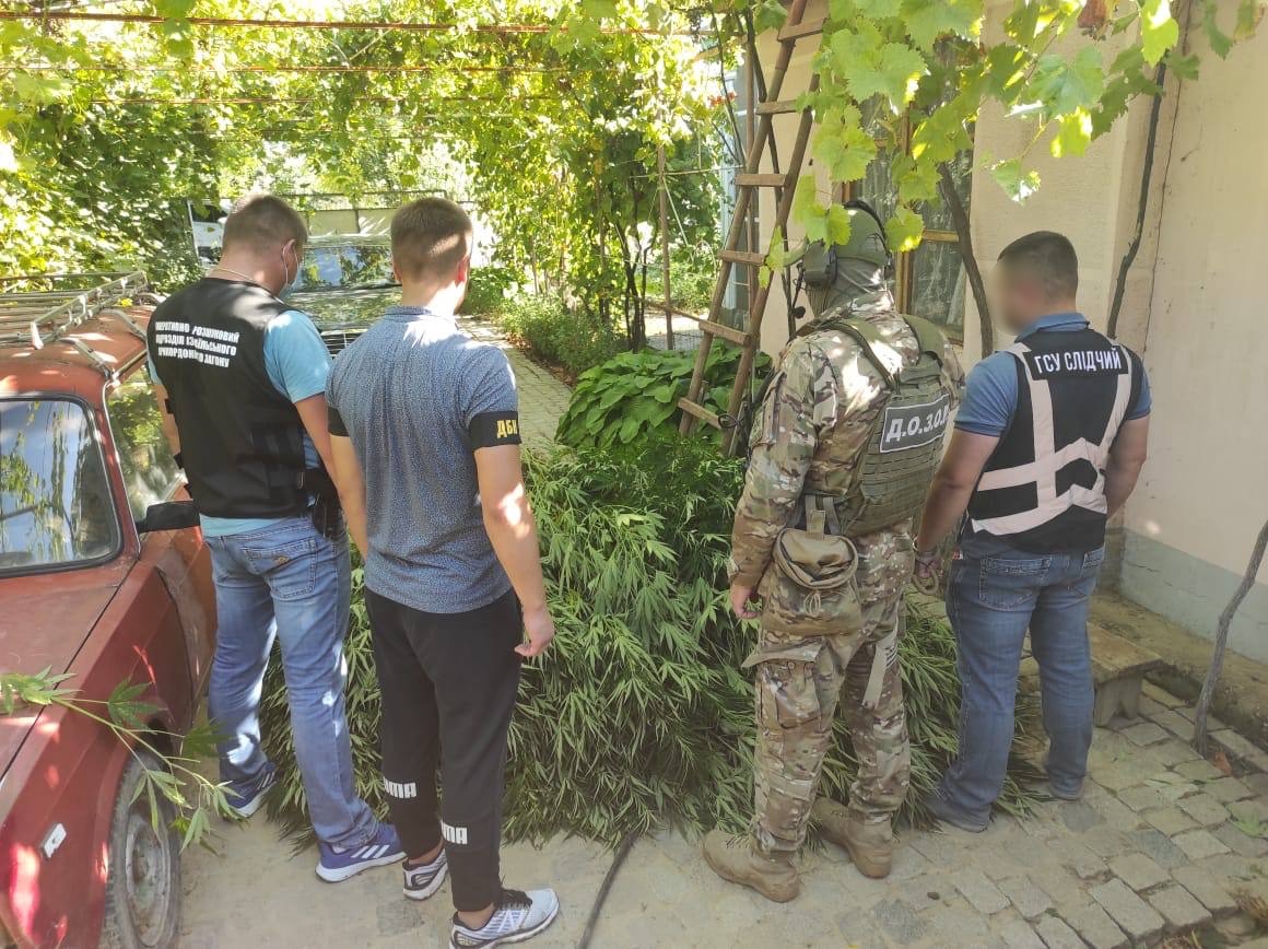 В Измаильском районе во время совместного рейда пограничники и правоохранители изъяли наркотики и оружие на 7,5 млн гривен