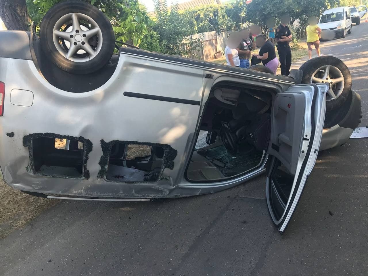 В Измаиле пенсионер на "семерке" не пропустил VW Caddy и перевернул его: два человека пострадали