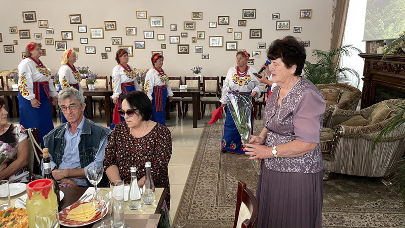 С песнями, цветами и угощениями: в селе Шевченково устроили праздник для ветеранов педагогического труда