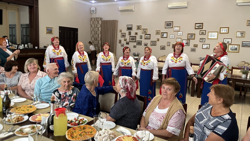 С песнями, цветами и угощениями: в селе Шевченково устроили праздник для ветеранов педагогического труда