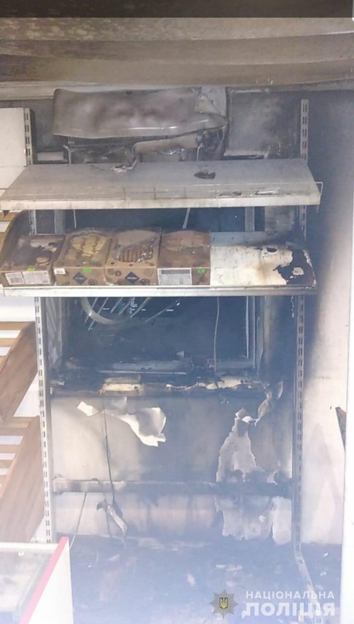 Взлом с поджогом: в Болграде горел продуктовый магазин