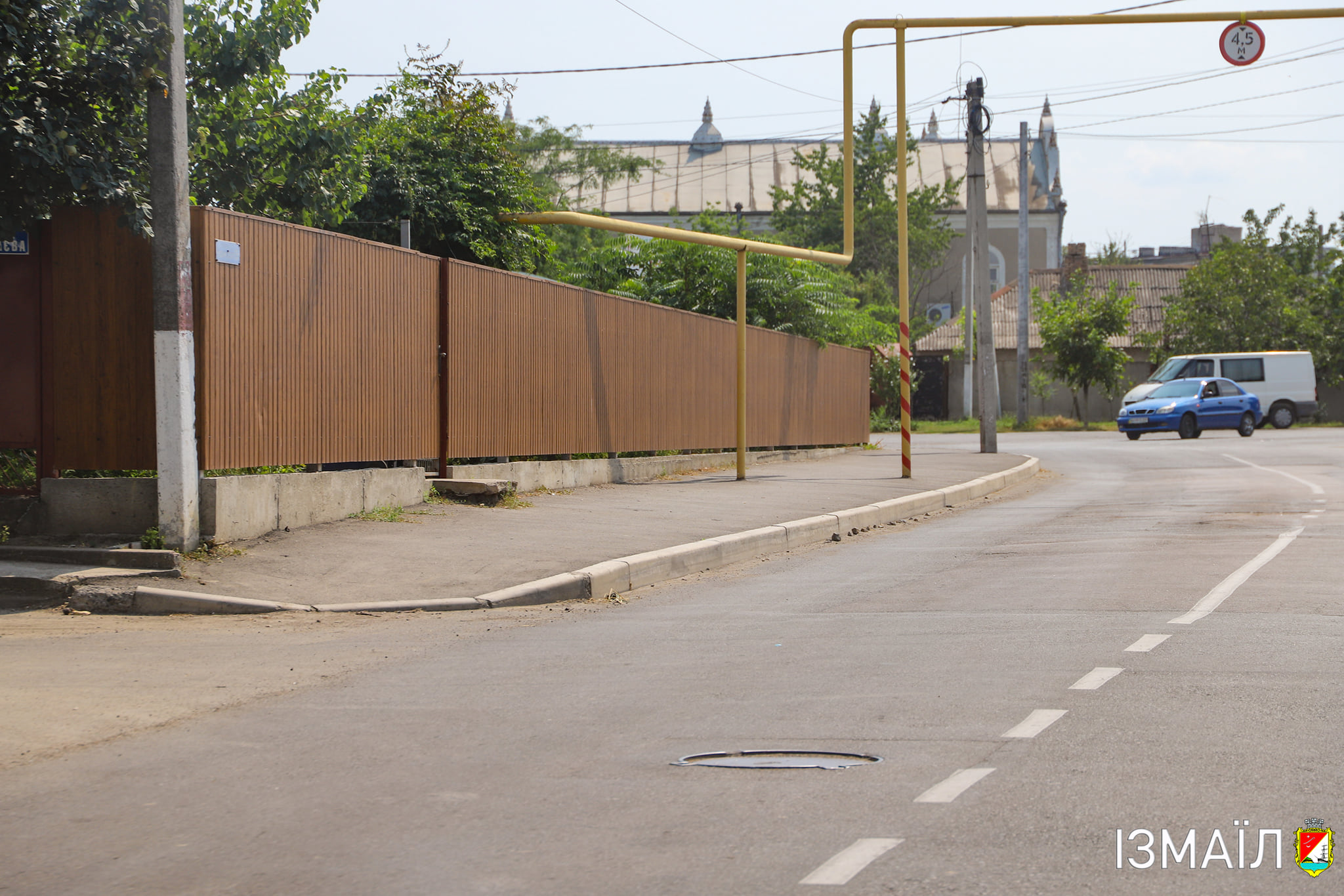 В Измаиле преображается не только центр: дорожники обновляют автомагистраль и тротуары на Ореховой балке (фото)