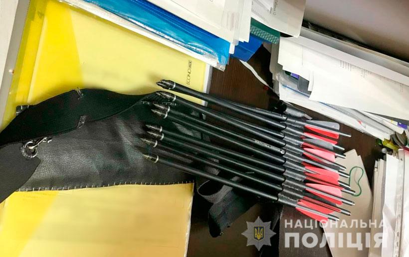 В Полтаве 19-летняя девушка подстрелила из арбалета двух учителей в школе