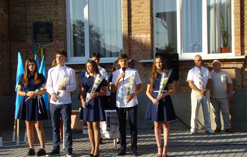 В школах Белгорода-Днестровского прозвенел первый звонок: торжественные линейки прошли только для учеников выпускных классов