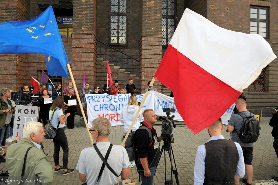 В Польше заробитчане вышли с протестом по поводу смерти украинца, которого полиция везла в вытрезвитель