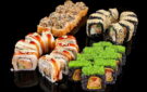Заказать сет суши: вы сможете попробовать сразу несколько видов роллов.