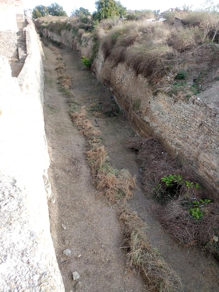 Засыпанный мусором и запущенный ров расчищают: в Аккерманской крепости может появиться новый экскурсионный маршрут