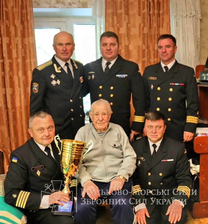 Для морпеха-одессита в день его 101-летия под балконом играл духовой оркестр ВМС
