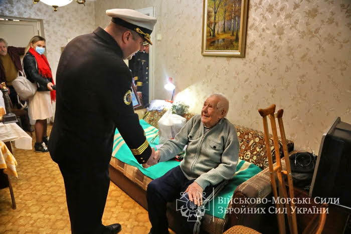 Для морпеха-одессита в день его 101-летия под балконом играл духовой оркестр ВМС
