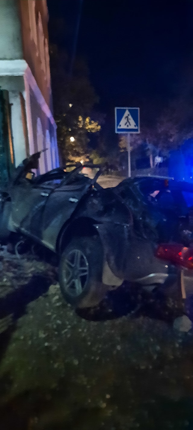 Сокрушительное ДТП в Аккермане: иномарка влетела в здание возле церкви. Водитель снял номера с авто и скрылся