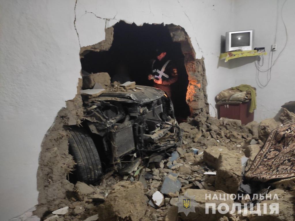 В Одесской области автомобиль Volkswagen снес стену и въехал к пенсионеру на кухню.