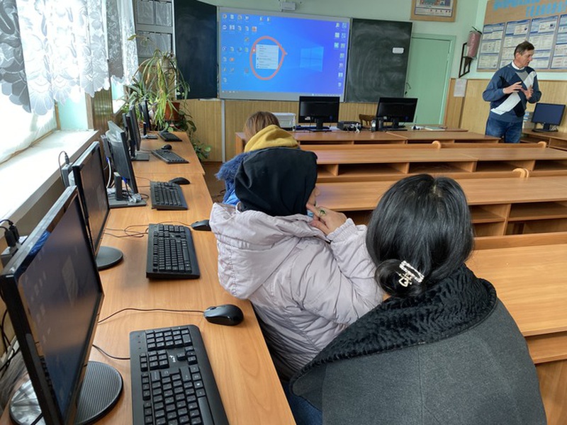 Электронные письма, соцсети и торговля в Интернете: в Татарбунарах женщин ромской национальности учат пользоваться компьютером