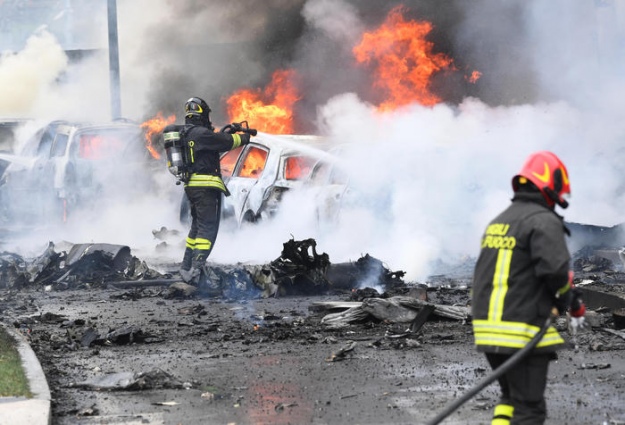 В Милане частный самолет румынского миллиардера врезался в здание. Восемь человек погибли, среди которых годовалый ребенок