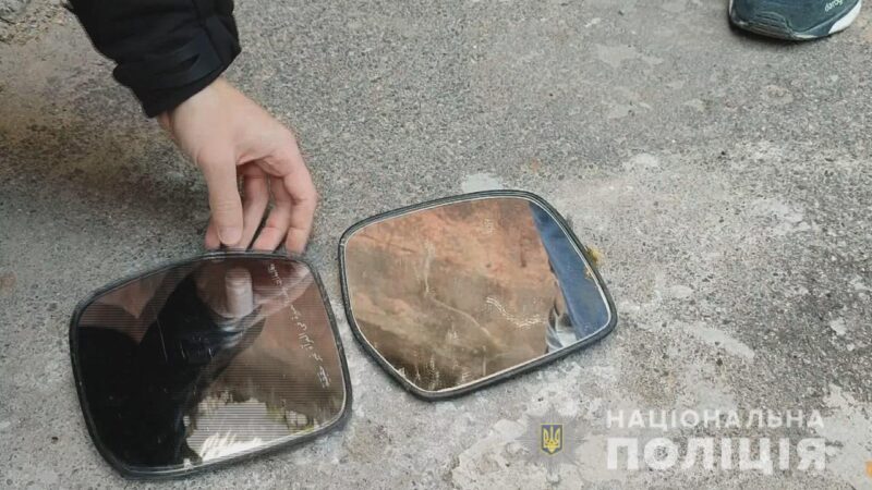 Житель Измаила вместе с подельником выкрадали в Одессе зеркала с элитных авто
