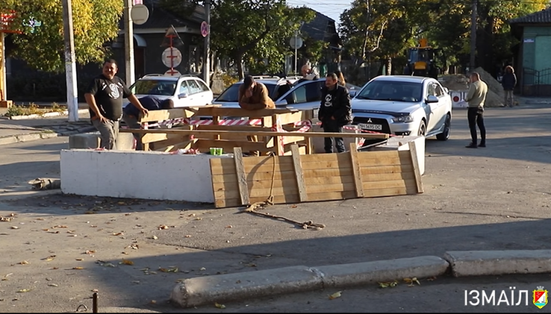 В Измаиле в районе автостанции началась активная фаза работ на месте аварии канализационного коллектора