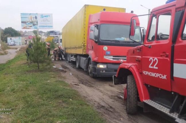 В Одесской области грузовик загорелся прямо на дороге