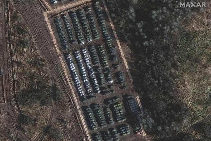 Россия сосредотачивает войска и технику на границе с Украиной: опубликованы спутниковые снимки