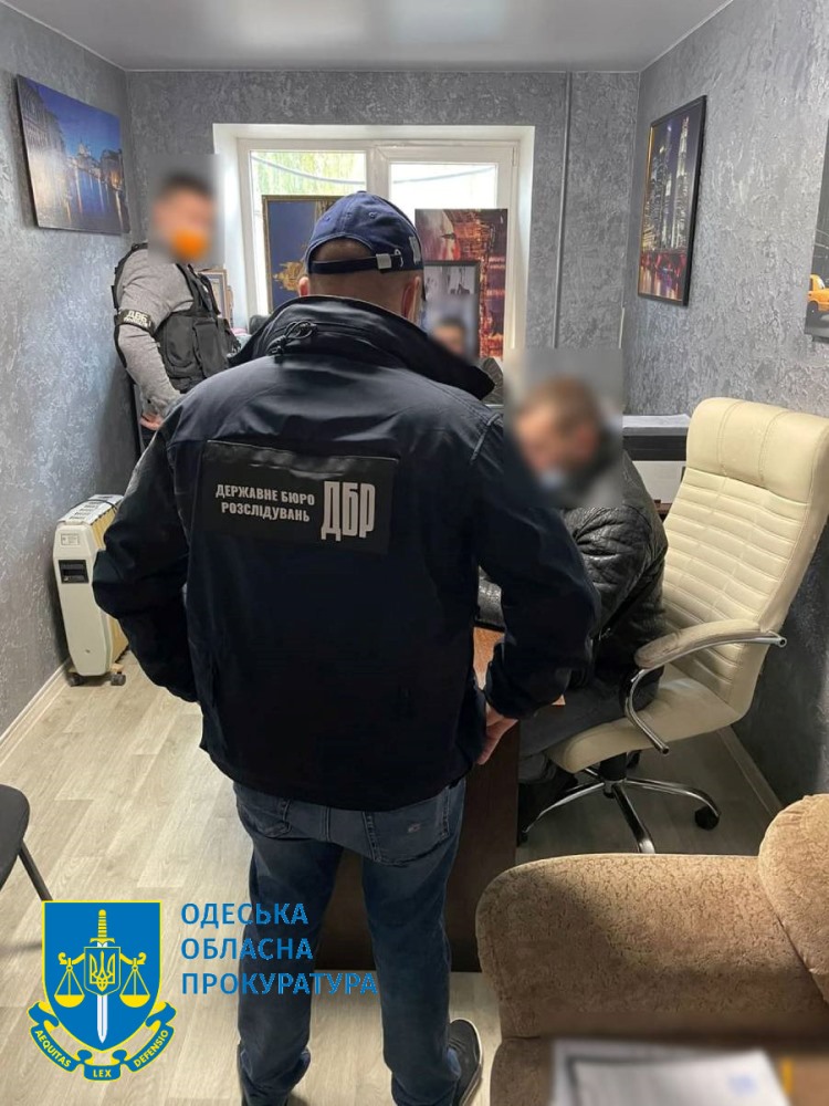 Двух одесских полицейских уличили в вымогательстве крупной суммы денег с туристов