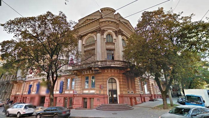 “Buy me dear” - женщина разделась в центре Одессы, чтобы спасти ... здание