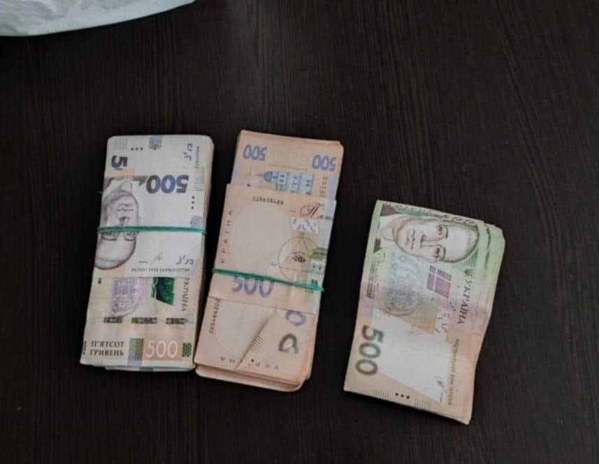 Украл почти 100 тыс гривен у жены и пытался сбежать на Родину: аккерманские пограничники задержали молдаванина с деньгами в пакете
