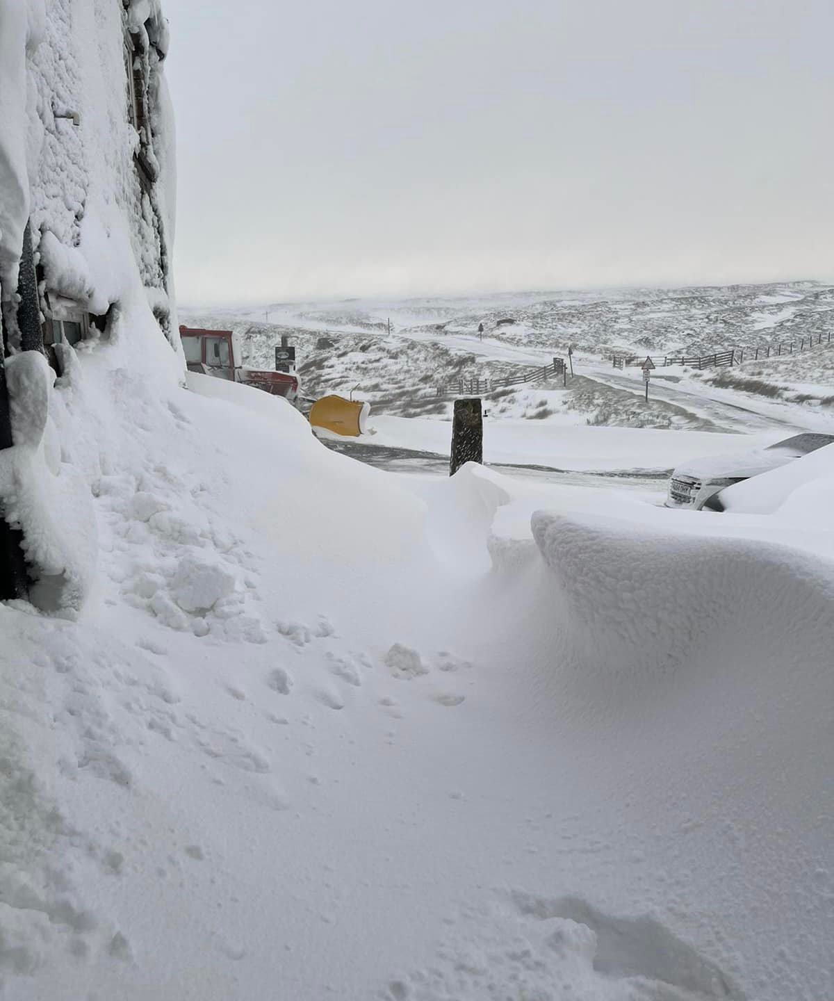 В Великобритании 60 человек провели три дня в пабе, который замело снегом