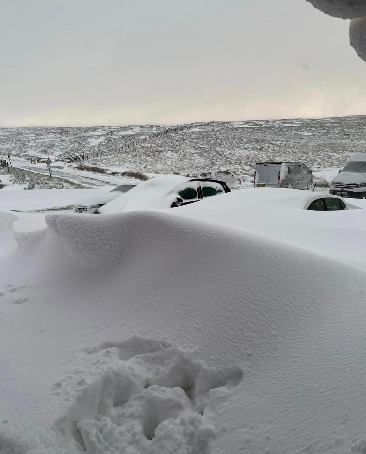 В Великобритании 60 человек провели три дня в пабе, который замело снегом