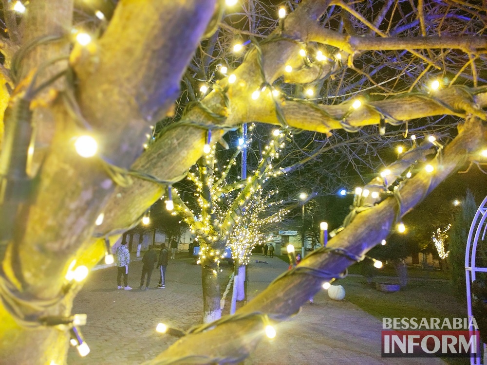 Главную площадь Аккермана начали украшать праздничной иллюминацией (фото)