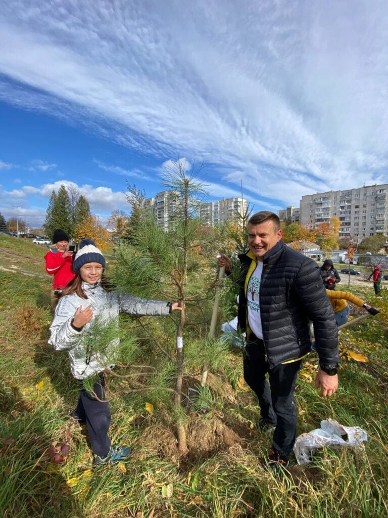 Миллионы людей - миллионы деревьев: в Украине установили мировой рекорд по высадке деревьев за сутки