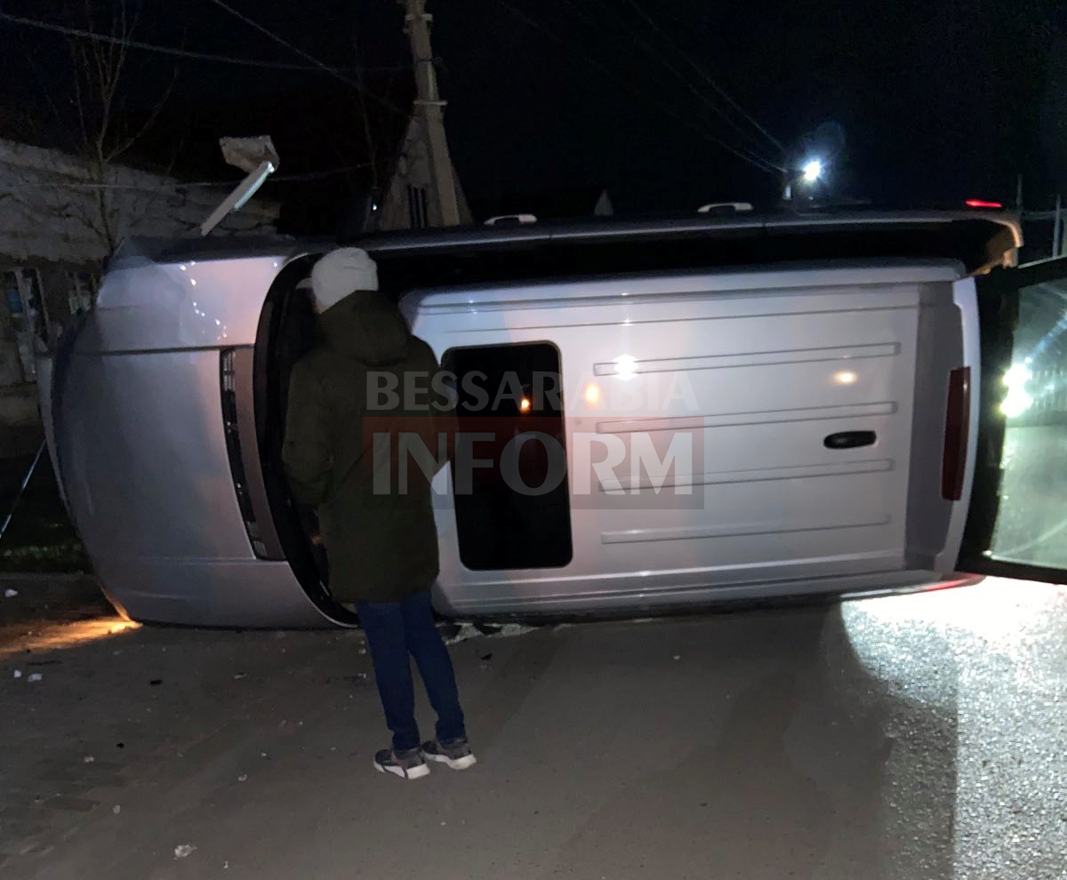 В центре Килии врезался в столб и перевернулся Range Rover - водитель сбежал (фото)